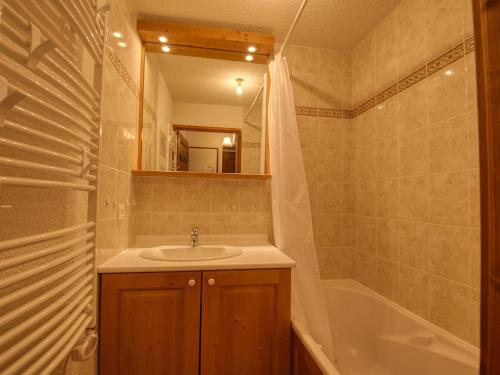 une salle de bain avec un lavabo et une baignoire dans l'établissement Appartement cosy, au pied des pistes, proche jardin d'enfants, balcon, 6 pers., Morillon - FR-1-642-32, à Morillon