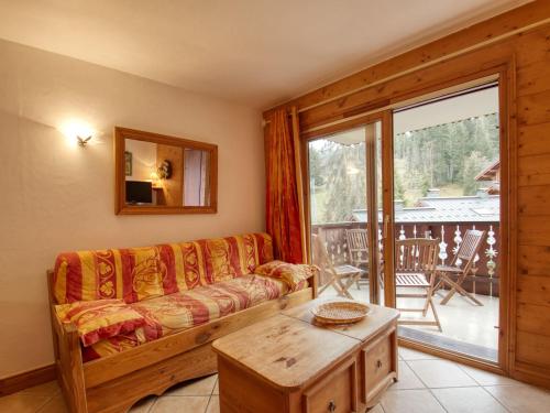 un salon avec un canapé et une table dans l'établissement Appartement cosy 7 pers, balcon, pied des pistes Morillon 1100 - FR-1-642-40, à Morillon