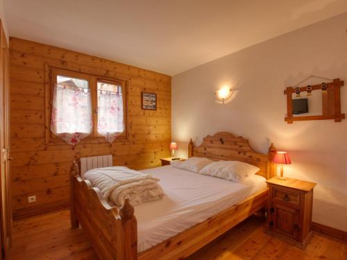 une chambre avec un lit dans une pièce en bois dans l'établissement Appartement cosy 7 pers, balcon, pied des pistes Morillon 1100 - FR-1-642-40, à Morillon