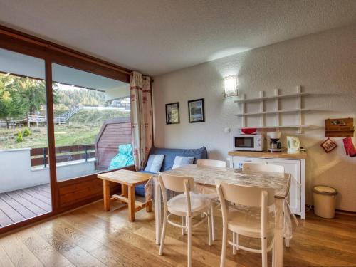 une cuisine et une salle à manger avec une table et des chaises dans l'établissement Appartement cosy pour 4, au pied des pistes à Morillon 1100, proche jardin d'enfants - FR-1-642-41, à Morillon