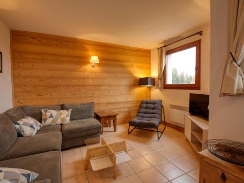 un salon avec un canapé et une chaise dans l'établissement Charmant apt 6-7 pers. au pied des pistes avec balcon et parking à Morillon 1100 - FR-1-642-44, à Morillon