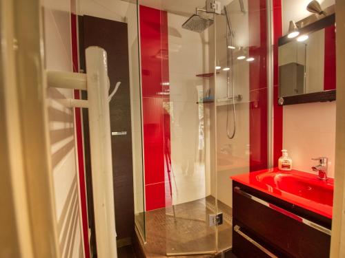 a bathroom with a red sink and a shower at Appartement Morillon 1100, 2 pièces, 5 personnes - FR-1-642-45 in Morillon