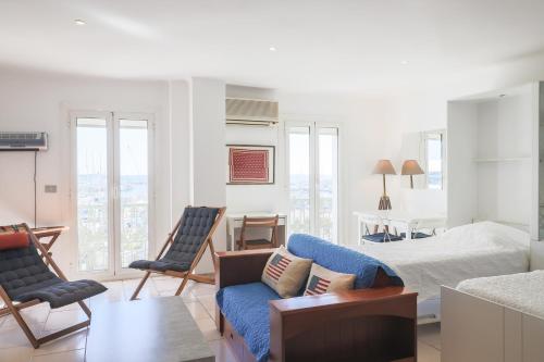 uma sala de estar com um sofá azul e uma cama em ACCI Cannes Marina em Cannes