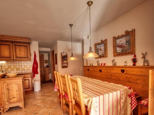 une salle à manger avec une table et une cuisine dans l'établissement Bel appartement 3 chambres au pied des pistes à Morillon 1100 avec balcon et wifi - FR-1-642-57, à Morillon