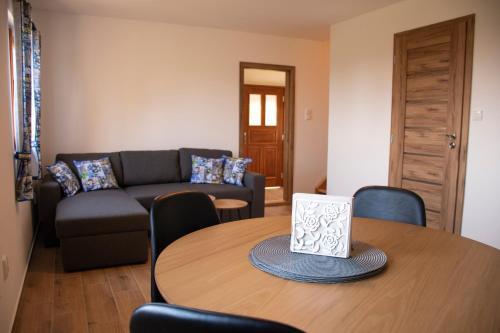 ein Wohnzimmer mit einem Tisch und einem Sofa in der Unterkunft Chata Na Vyhlídce in Železnice