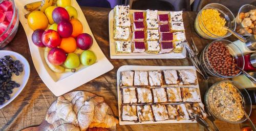 een tafel met verschillende soorten levensmiddelen op borden bij Heritage Hotel Stypia in Crikvenica