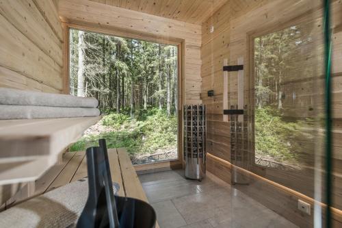Pokój z przeszklonym prysznicem i oknem w obiekcie Ramenai - Das Böhmerwaldlerdorf w mieście Ulrichsberg