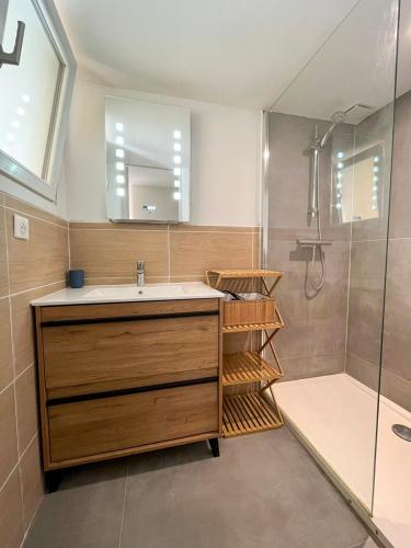 une salle de bain avec un lavabo et une douche dans l'établissement La Villa Cielo, au Cap d'Agde