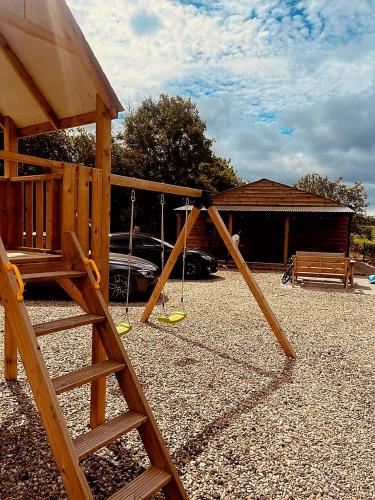 Ο χώρος παιχνιδιού για παιδιά στο Walsh's Mill Lodges & Linen House