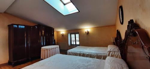 een slaapkamer met 2 bedden en een dakraam bij AZTIETA CASA RURAL in Leitza