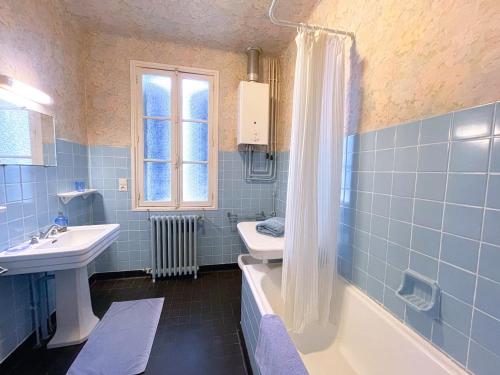 La salle de bains est pourvue d'un lavabo, d'une baignoire et de toilettes. dans l'établissement Biarritz-Anglet Appartement T3 en villa jumelle, à Anglet