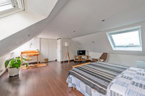 ein Schlafzimmer mit einem großen Bett und einem Fenster in der Unterkunft Gîte Orloucie au coeur des Abers proche de tout in Lannilis
