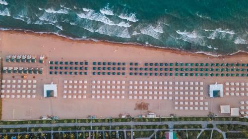 - une vue aérienne sur un bâtiment avec l'océan dans l'établissement Sentido Kamelya Selin Luxury Resort & SPA, à Sidé