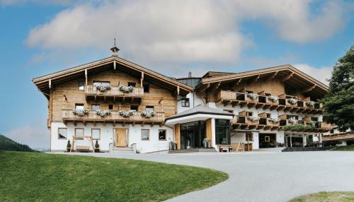 un edificio con balcones en la parte delantera en Hotel Thurnerhof en Saalbach Hinterglemm