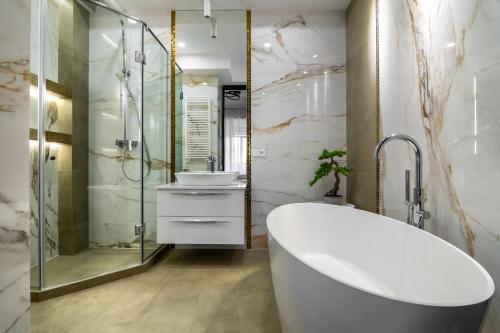 Kylpyhuone majoituspaikassa Luxury Apartment Kavkaz View