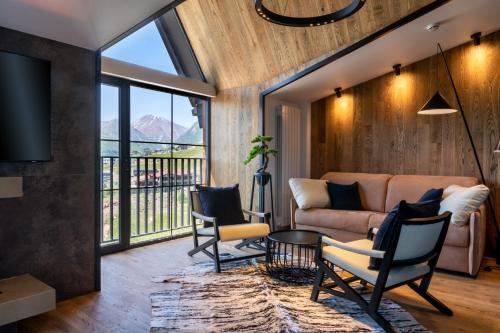 Χώρος καθιστικού στο Luxury Apartment Kavkaz View