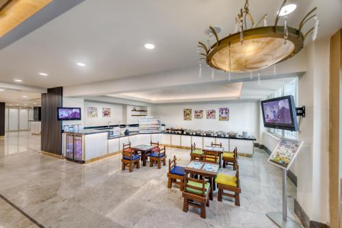 Televisyen dan/atau pusat hiburan di Sentido Kamelya Selin Luxury Resort & SPA