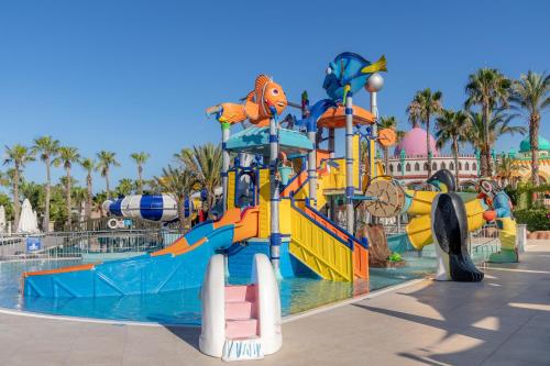 um parque aquático com um escorrega aquático colorido em Sentido Kamelya Selin Luxury Resort & SPA em Side