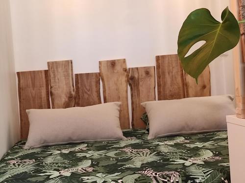 - une chambre avec un lit et une tête de lit en bois dans l'établissement Gites les Pourquoi Pas - Résidence de Tourisme DSV Bayeux, à Bayeux