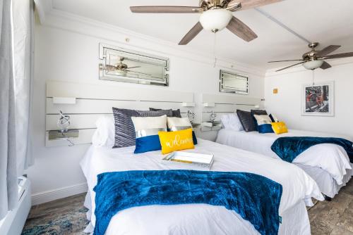twee bedden in een kamer met blauw en wit bij Daytona Beach Resort - Ocean Front Luxury Studio in Daytona Beach