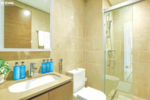 uma casa de banho com um WC, um lavatório e um chuveiro em bnbmehomes - Perfect for Corporate Stays with Great Facilities - 2104 em Dubai