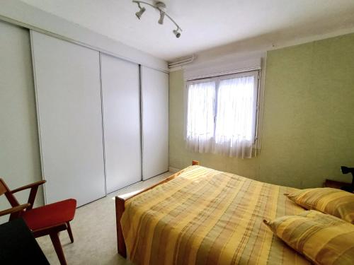 une chambre avec un grand lit et une fenêtre dans l'établissement Charmant T2 avec jardin et terrasse à Aix-les-Bains, proche du Lac - FR-1-555-5, à Aix-les-Bains