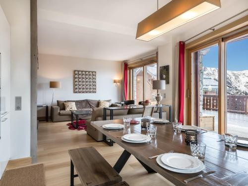 un salon avec une table et un canapé dans l'établissement Appartement élégant avec accès direct aux pistes et espace bien-être - FR-1-565-14, à Les Allues