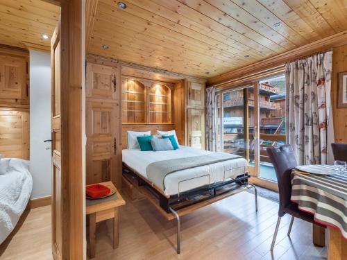 une chambre avec un lit et une grande fenêtre dans l'établissement Appartement Fonctionnel, 4 Pers avec Garage et Terrasse à 100m des Pistes à Méribel - FR-1-565-15, à Les Allues