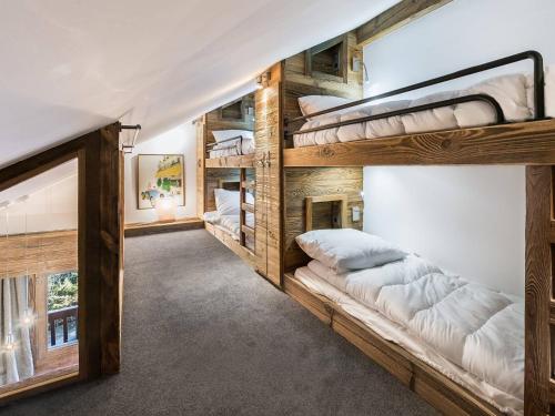 un groupe de lits superposés dans une pièce dans l'établissement Studio fonctionnel à Méribel avec mezzanine, balcon, et à proximité des pistes - FR-1-565-35, à Les Allues