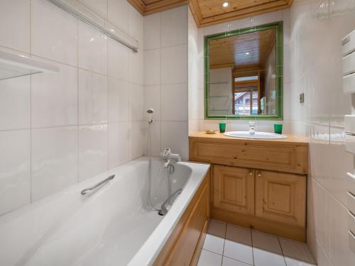 bagno con vasca e lavandino di Appartement Méribel, 3 pièces, 4 personnes - FR-1-565-19 a Les Allues
