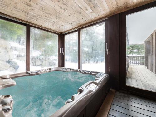 Chalet authentique et spacieux avec jacuzzi et hammam, près du centre de Méribel - FR-1-565-40