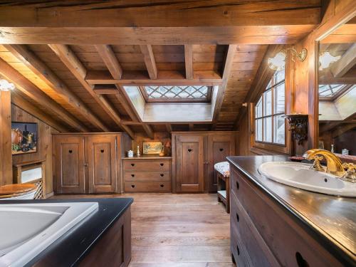 a large bathroom with a sink and a tub at Chalet Méribel, 8 pièces, 14 personnes - FR-1-565-40 in Les Allues