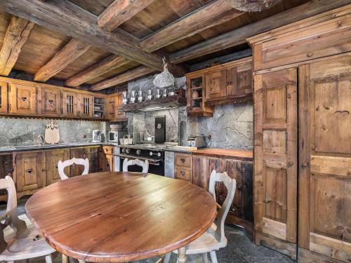Chalet authentique et spacieux avec jacuzzi et hammam, près du centre de Méribel - FR-1-565-40