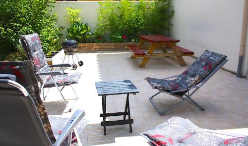 - un ensemble de chaises et d'une table sur la terrasse dans l'établissement Private Holiday Home in Dordogne, à Beaumont-du-Périgord