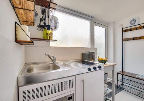 kuchnia ze zlewem i oknem w obiekcie Idrella Studio w mieście Saltdean