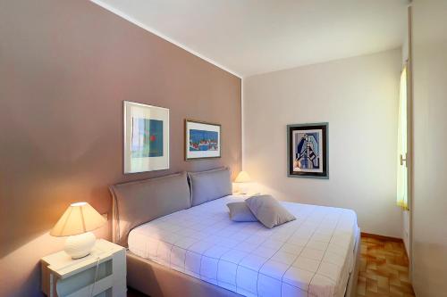 1 dormitorio con 1 cama y 2 cuadros en la pared en Capo d'Arco la Terrazza - Goelba en Capo D'Arco