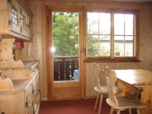 eine Küche mit einem Holztisch und einem Fenster in der Unterkunft Chalet Suveran 1 in Arosa