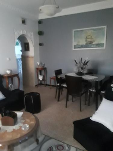 un soggiorno con tavolo e sedie di Bel Appartement Kouba Centre a Alger