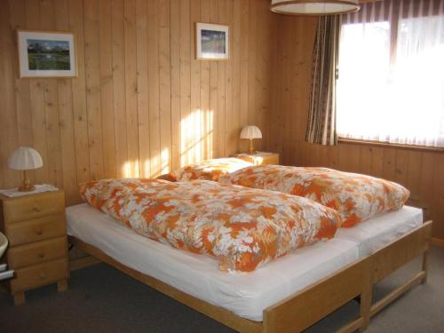 ein Schlafzimmer mit zwei großen Kissen auf einem Bett in der Unterkunft Chalet Suveran 1 in Arosa