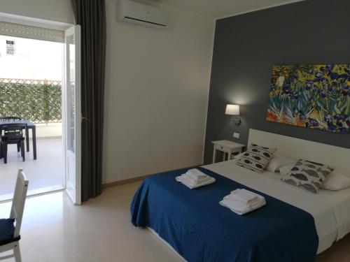 a bedroom with a bed with a blue blanket at Mini appartamento Aria in OstuniCrispiHouse in Ostuni