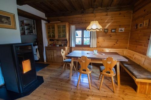 ein Esszimmer mit einem Tisch und Stühlen in einer Hütte in der Unterkunft Almhaus Falkertzeit in Koflach