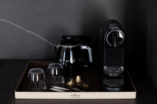 eine schwarze Kaffeemaschine auf einem Tablett in der Unterkunft Howard sur Seine - Asnieres Paris La Defense in Asnières-sur-Seine