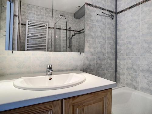 Bilik mandi di Appartement rénové et spacieux · Départ skis aux pieds · Balcon orienté Sud - FR-1-344-273