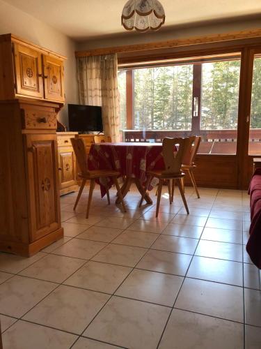 un salon avec une table et des chaises de salle à manger dans l'établissement VARS Les Claux 05560 Appt Montagne été/hiver 4/6 P, à Vars