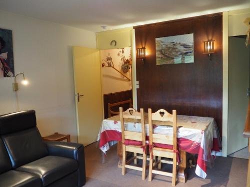 Appartement Les Menuires, 3 pièces, 6 personnes - FR-1-344-298にあるレストランまたは飲食店