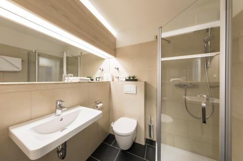 a bathroom with a sink and a toilet and a shower at Gesundheitszentrum Helenenquelle in Bad Wildungen