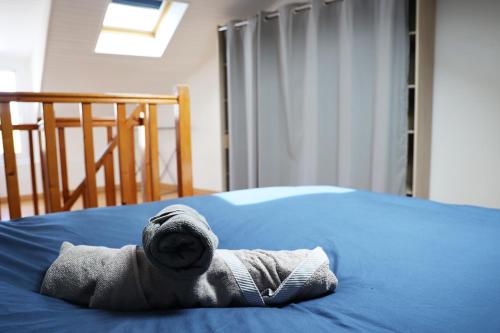 Ένα ή περισσότερα κρεβάτια σε δωμάτιο στο Sweet Riva - duplex chaleureux proche bourg de Ouistreham