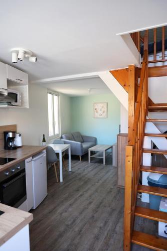 Il comprend une cuisine et un salon avec une mezzanine. dans l'établissement Sweet Riva - duplex chaleureux proche bourg de Ouistreham, à Ouistreham