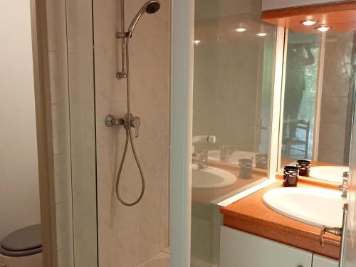 une salle de bain avec douche et lavabo dans l'établissement Charmant studio avec terrasse et parking, proche plage et port - FR-1-551-25, à La Rochelle