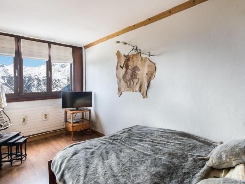 une chambre avec un lit et un crâne de vache sur le mur dans l'établissement Appartement Courchevel 1850 avec 2 chambres et services inclus - FR-1-564-37, à Courchevel